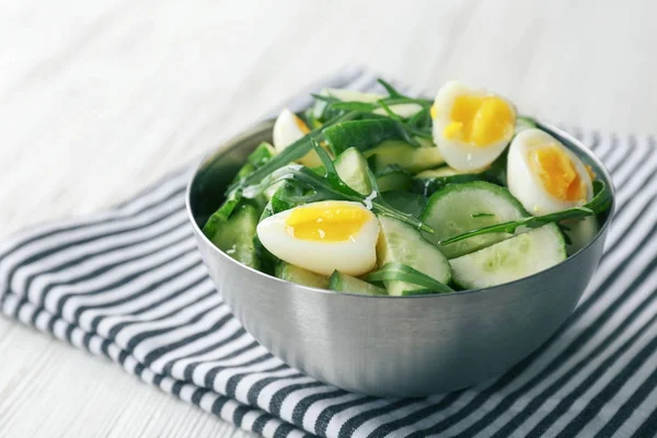 Салат з огірками та яйцями — стокове фото