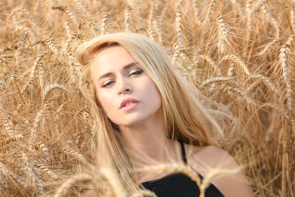 Mladá žena v pšeničném poli — Stock fotografie