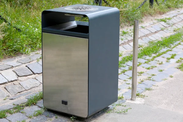 近代的な金属製のゴミ箱 — ストック写真