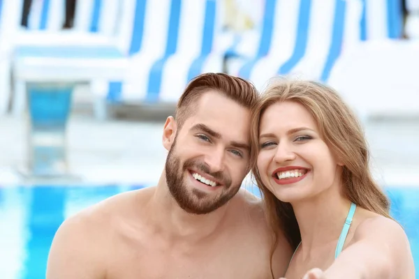Casal feliz tomando selfie no resort — Fotografia de Stock
