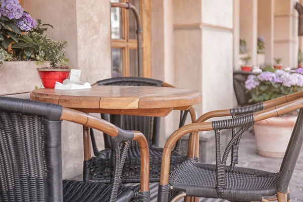 Mesa vazia no café ao ar livre — Fotografia de Stock