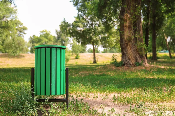 公園内の近代的なゴミ箱 — ストック写真
