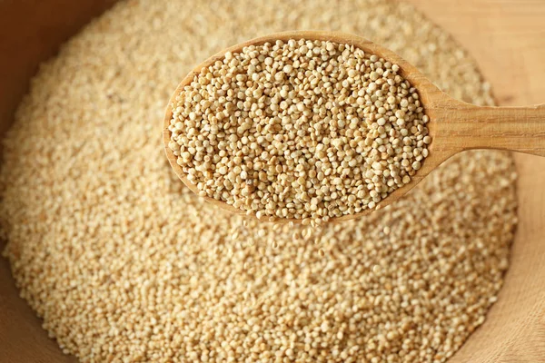 Κουτάλι με σπόρους quinoa — Φωτογραφία Αρχείου