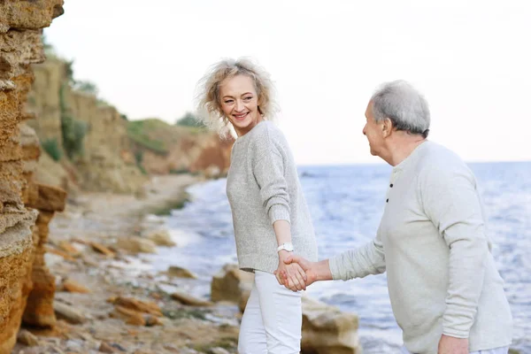 Felice coppia anziana in mare — Foto Stock