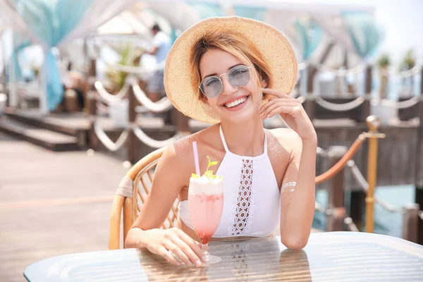 Genç kadın zevk taze kokteyl 