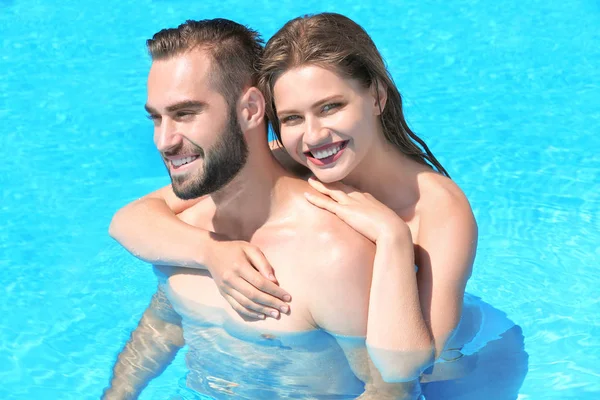 Paar im Schwimmbad — Stockfoto