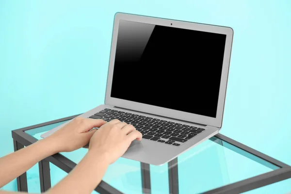 Junge Bloggerin mit Laptop — Stockfoto