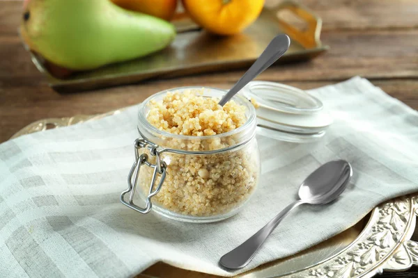 Pot en verre de quinoa sur serviette — Photo