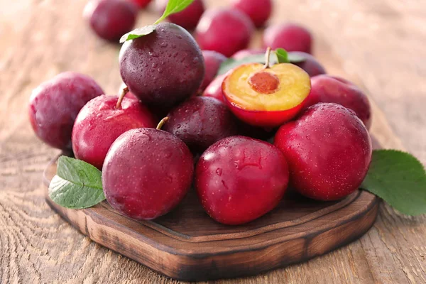 Fresh ripe plums — Stock Photo, Image