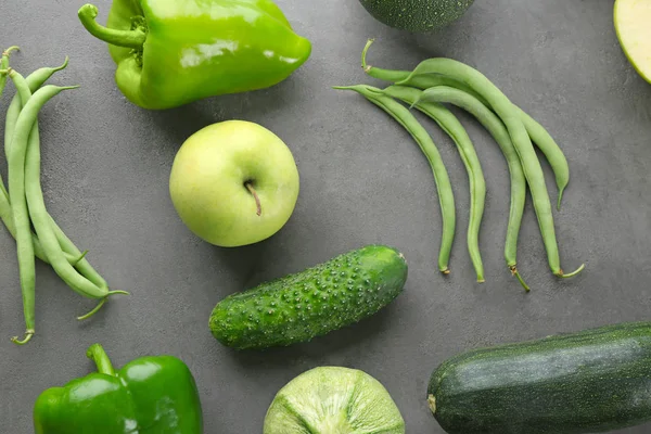 Verduras verdes e maçã na mesa — Fotografia de Stock