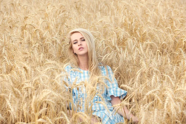 Young woman in wheat field — Stock Photo, Image