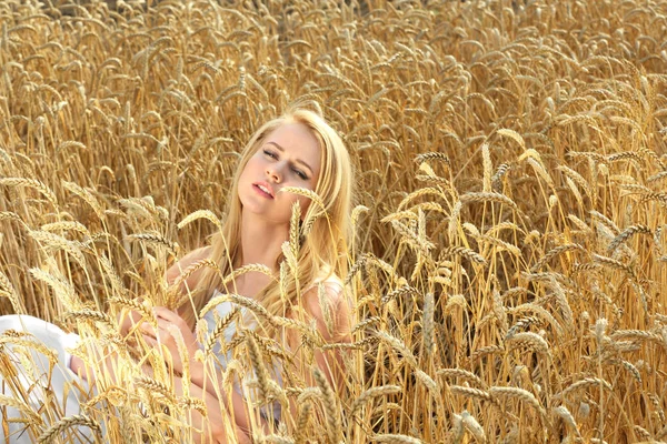 Jonge vrouw in tarweveld — Stockfoto