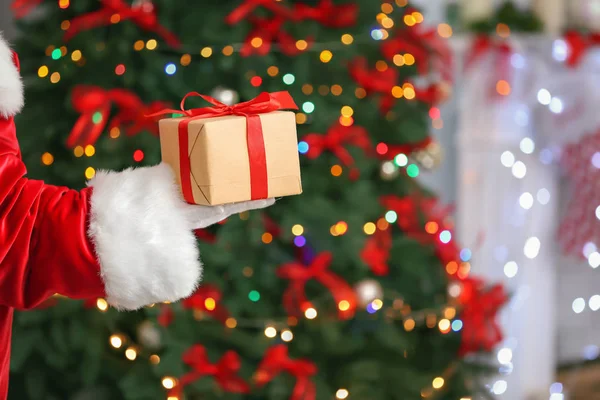 Noel Baba hediye kutusunu tutuyor. 