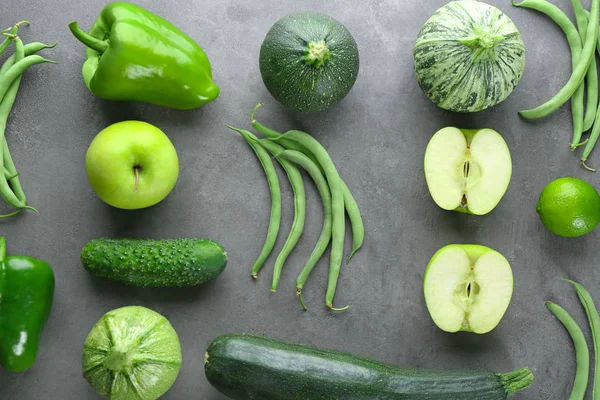 Legumes verdes e frutas na mesa — Fotografia de Stock