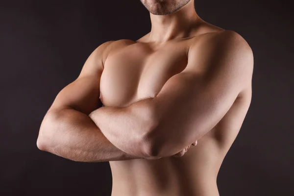 Sporty young man on dark background — Stock Photo, Image