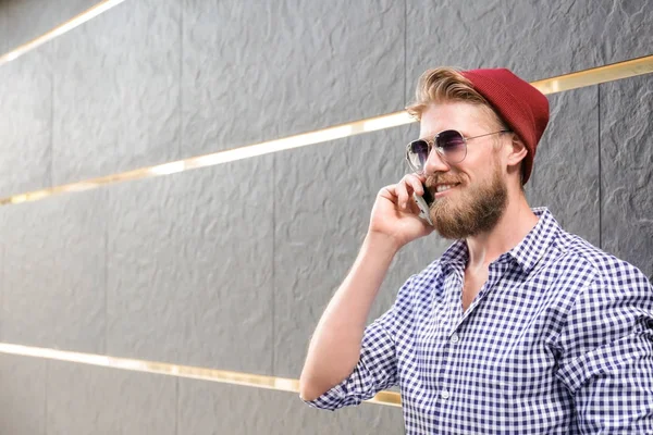 Genç hipster adam açık havada Evet