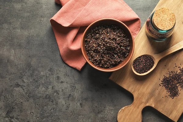 Tigela com grãos de quinoa fervidos — Fotografia de Stock