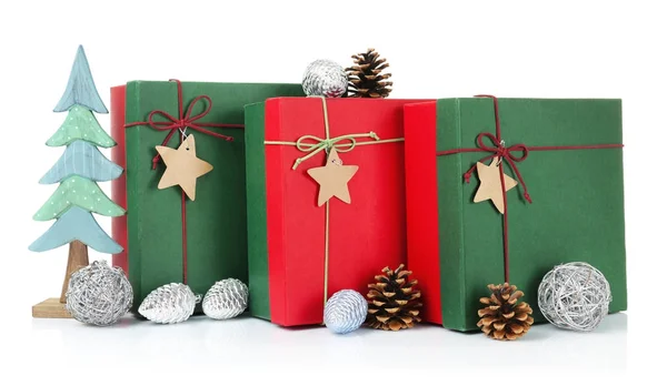 Dárkové krabice a vánoční ozdoby — Stock fotografie