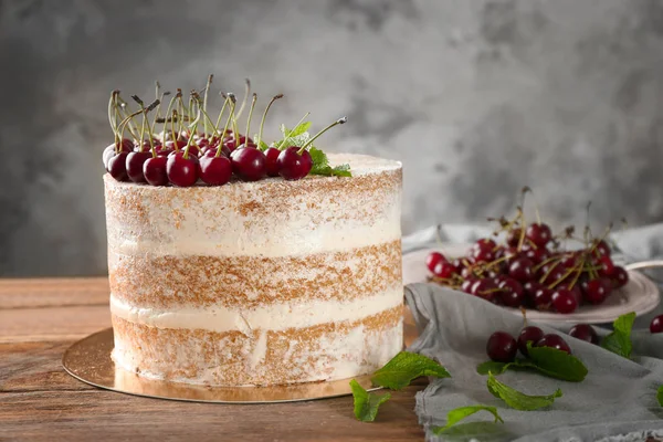 kek kiraz ile dekore edilmiş 