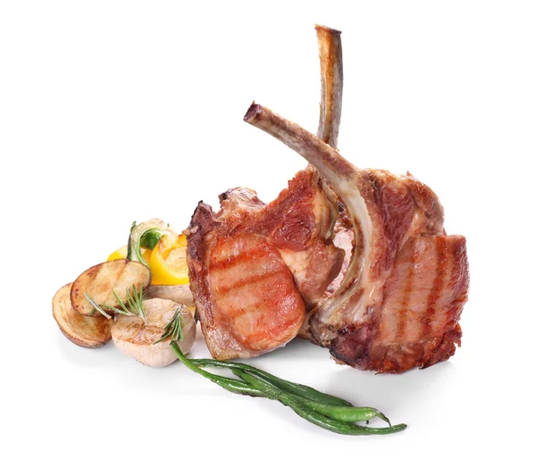 Beyaz arka plan üzerinde lezzetli kaburga