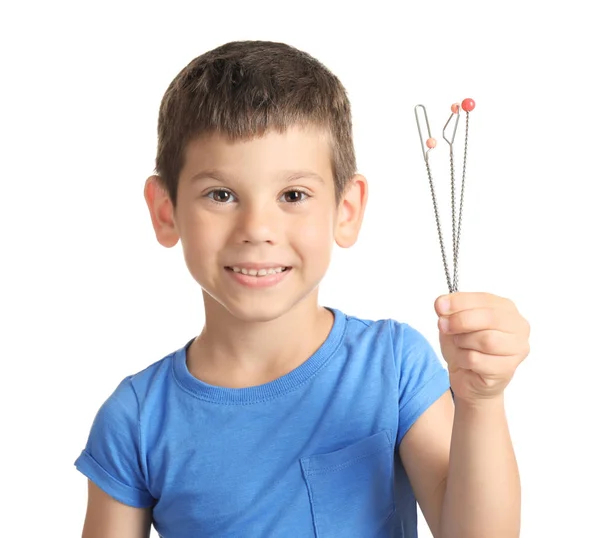 Schattige jongen met logopedist sondes voor toespraak correctie op witte achtergrond — Stockfoto