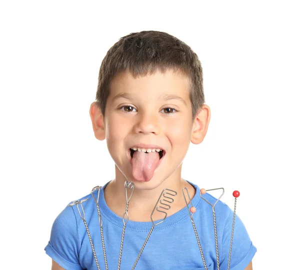 Garçon mignon avec des sondes logopédiques pour la correction de la parole sur fond blanc — Photo