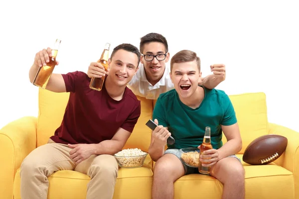 Hombres jóvenes viendo la televisión en el sofá —  Fotos de Stock