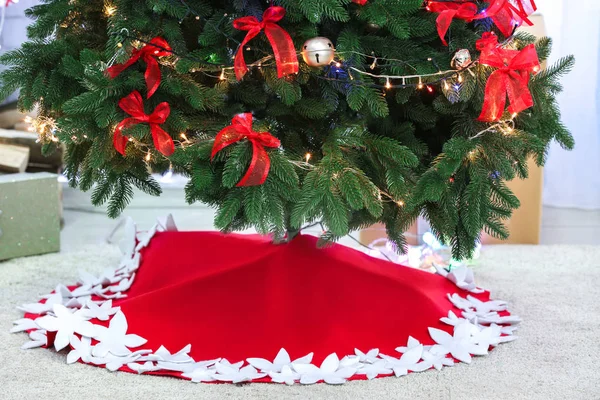 Krásný vánoční strom s sukně v pokoji — Stock fotografie