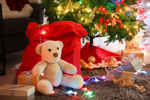 Dárky za krásné zdobené vánoční strom — Stock fotografie