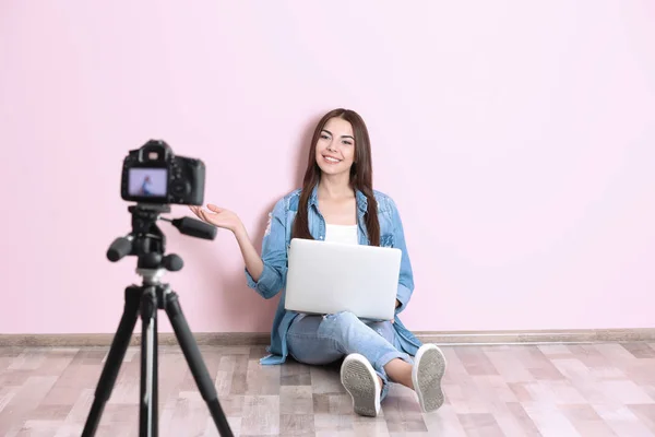 Žena nahrávání videa — Stock fotografie