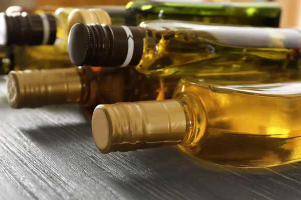 Бутылки с различным растительным маслом — стоковое фото