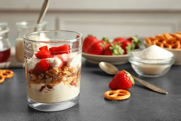 Ensalada de pretzel de fresa —  Fotos de Stock