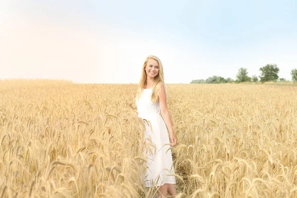 Młoda kobieta na polu pszenicy — Zdjęcie stockowe