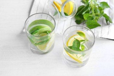 Cam masa üzerinde suda fesleğen