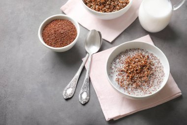 Haşlanmış quinoa tahıl ve süt ile kase