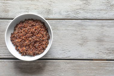 Bir kase haşlanmış quinoa tahıl