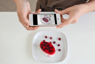 Kadın blogger taze pişmiş pasta fotoğrafını mutfakta yapma