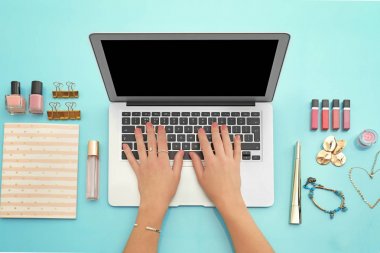 Dizüstü bilgisayarla çalışan kadın 