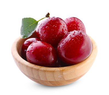 Beyaz arka plan üzerinde küçük kapta olgun Erik