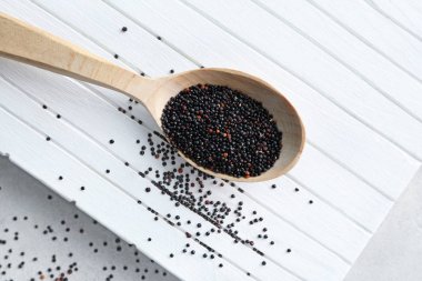 Siyah quinoa ve kaşık