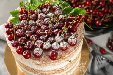 kek kiraz ile dekore edilmiş 