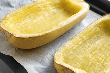 Spagetti squash yarısı