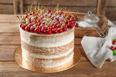 kek kiraz ile dekore edilmiş 