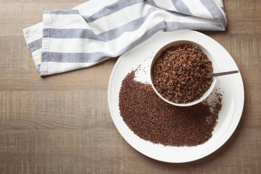 Dishware haşlanmış ve ham quinoa tahıl ile