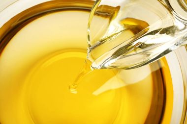 yemeklik yağ dökerek  