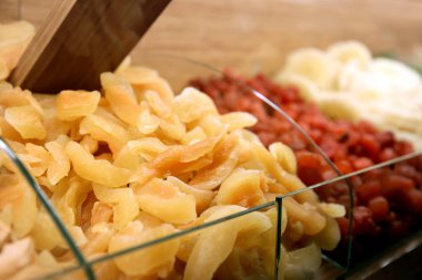 Lezzetli kurutulmuş mango dilimleri dükkanda