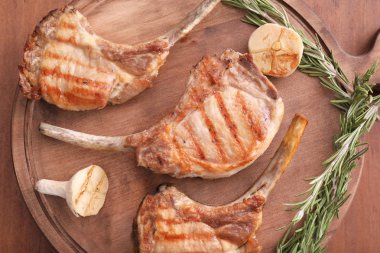 Ahşap tahta üzerinde lezzetli kaburga