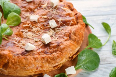 Lezzetli pasta ıspanaklı ahşap tahta üzerinde kapat