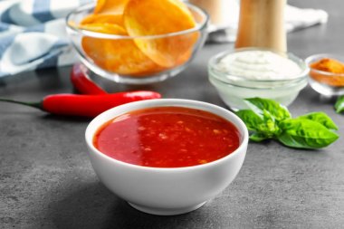 Mutfak masasında chili soslu seramik kase