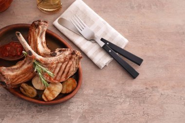 Plaka lezzetli kaburga ve masada patates ile